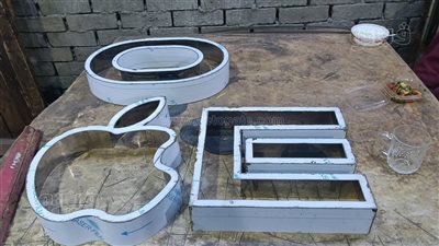 اللافتات الصاج تزين المكاتب والمحلات التجارية.. قادرة على مواجهة الظروف الجوية القاسية.. توفر مرونة في التصميم.. و6 مراحل لتصنيعها (صور)