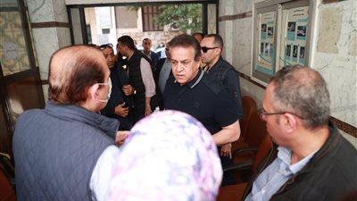 آخر تطورات حريق المعامل المركزية بوزارة الصحة.. جولة تفقدية للوزير داخل مباني التراخيص وإدارة التكليف.. ويعقد اجتماعا لمتابعة تداعيات الحريق.. ويوجه بنقل كافة الخدمات لديوان عام الوزارة 
