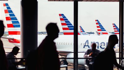 تراتيل وصراخ، راكب يثير الذعر على متن طائرة أمريكية ويعتدي على طاقمها 