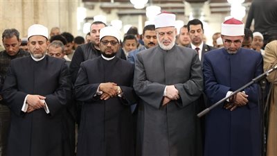 في الليلة الخامسة عشر من رمضان، الجامع الأزهر كامل العدد لأداء صلاتي العشاء والتراويح 