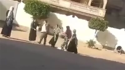 بالأيدي والأرجل، تفاصيل اعتداء مدير مدرسة على طالبتين بالضرب المبرح في البحيرة