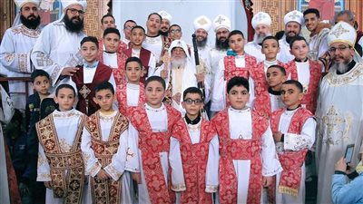 الأنبا إشعياء يرسم 81 شماسا للخدمة في إيبارشية طهطا