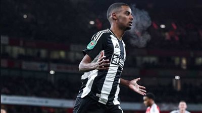 بعد انتقاله لليفربول، جماهير نيوكاسل تتهم مهاجم الفريق بالخيانة (صور) 