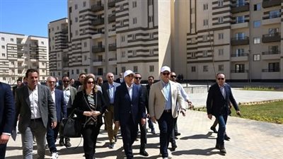 رئيس الوزراء يسلم عقود وحدات سكن لكل المصريين لمنخفضي ومتوسطي الدخل