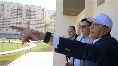 رئيس الوزراء يتفقد نماذج وحدات سكنية لمتوسطي ومنخفضي الدخل بالعاشر من رمضان