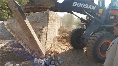 تنفيذ 5 قرارات لإزالة التعديات على مساحة 1015 مترا غرب الأقصر 