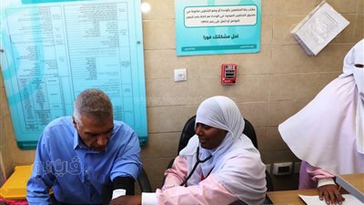 محافظ أسوان يجري التحاليل الطبية ضمن مبادرة 