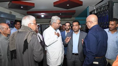 مدير مستشفى قنا ووكيل الوزارة يتابعان مصابي حادث أتوبيس دشنا (صور)