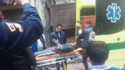 إصابة جامع قمامة سقطت عليه حجارة داخل عقار بالإسكندرية (صور)