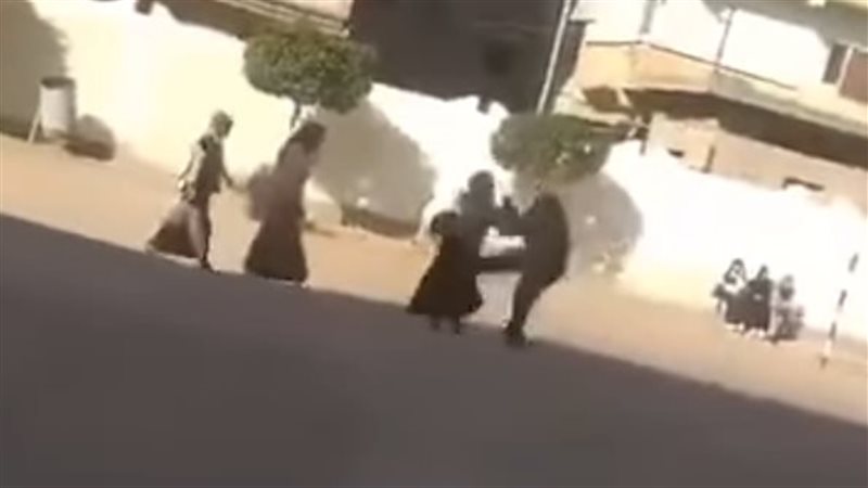 مدير مدرسة يضرب طالبتين