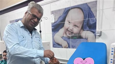 مدير مستشفى قنا العام يوزع فوانيس رمضان على الأطفال بوحدة الغسيل الكلوي (صور)