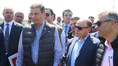 وزير الزراعة يتفقد المزرعة البحثية وبرنامج بحوث القمح بـ “سخا” (صور)