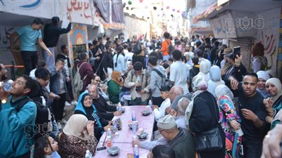 زحام وانتشار للهلال الأحمر، اللحظات الأخيرة قبل انطلاق إفطار المطرية 2025 (فيديو وصور)