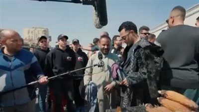 هتعمل إيه بالـ100 ألف جنيه، بائع ذرة مشوي يفاجئ محمد رمضان برد قوي (فيديو)