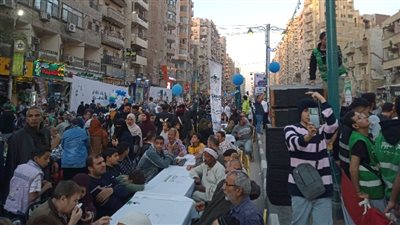 الآلاف من أبناء الفيوم على أكبر مائدة إفطار في تاريخ المحافظة