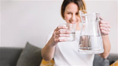 شرب قدر كافٍ من الماء بين الإفطار والسحور، أفضل طرق مواجهة الصداع النصفي