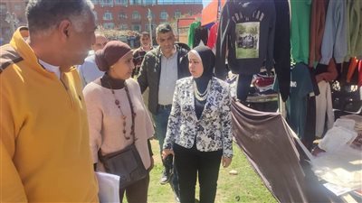 رئيس حى شرق بالإسكندرية تتابع فعاليات سوق اليوم الواحد 