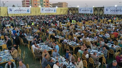 محافظ قنا يشارك 120عامل نظافة مائدة الإفطار الرمضاني 
