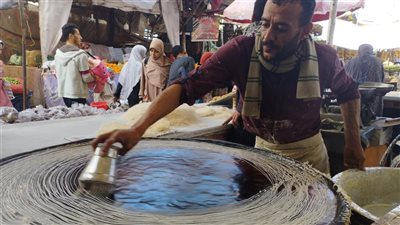 الكنافة اليدوية بالبحيرة حلوى رمضانية تقاوم الإندثار (فيديو وصور)