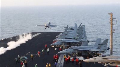 البيت الأبيض: الحوثيون استهدفوا السفن الأمريكية أكثر من 300 مرة منذ 2023