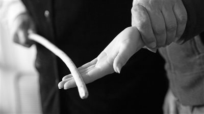 بعد واقعة «الشلوت» في البحيرة.. قصة ضرب الطلاب بالمدارس.. ظاهرة عالمية توحشت في القرون الوسطى.. اتبعتها مؤسسات تعليم نخبة انجلترا.. الحظر بدأ بالسويد وتبعها دول العالم.. وهذه أسباب استمرارها