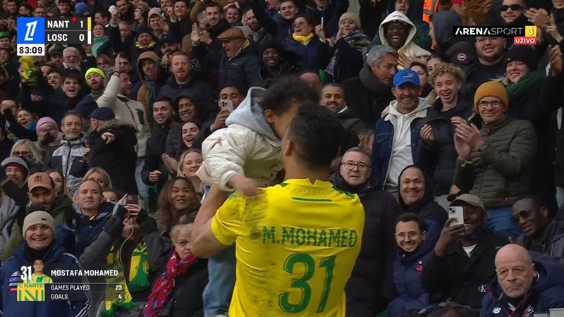 مصطفى محمد يحتفل