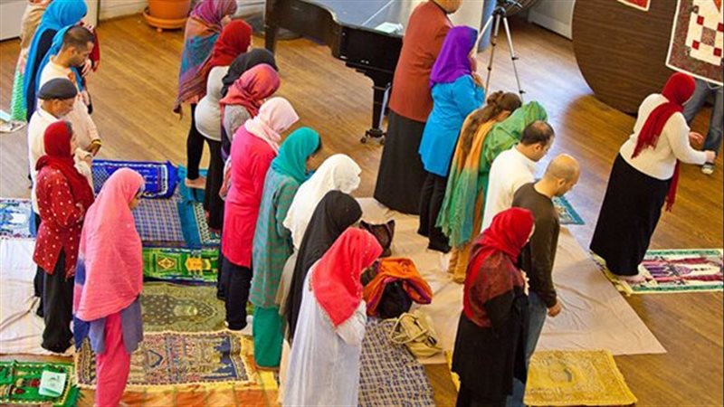 حكم إمامة المرأة