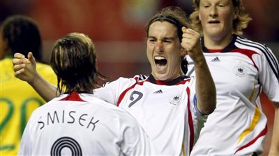 وفاة أسطورة كرة القدم النسائية بألمانيا