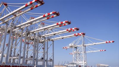 ميناء دمياط يستقبل دفعة جديدة من أوناش الرصيف العملاقة لمحطة الحاويات 