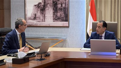 مصطفى مدبولي يُتابع مع وزير الاتصالات جهود تعزيز التحول الرقمي