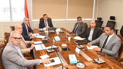 وزير الإسكان يتابع موقف صيانة الطرق والمحاور بالمدن الجديدة