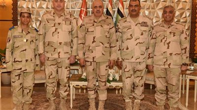 رئيس الأركان يتناول وجبة الإفطار مع مقاتلي هيئة الإمداد والتموين 