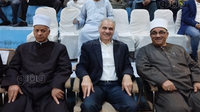 رئيس جامعة أسوان يهدي حافظا للقرآن الكريم رحلة عمرة تشجيعا له