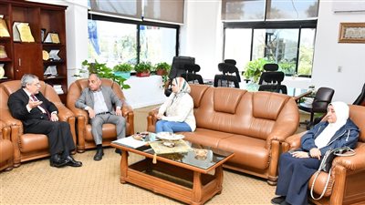 جامعة القناة تبحث إنشاء حاضنة للبيوتكنولوجي(صور) 