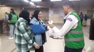 مترو الأنفاق يوزع ستين ألف وجبة إفطار صائم بالمحطات