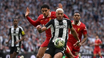 نهائي كأس الرابطة، نيوكاسل يتقدم على ليفربول بهدف في الشوط الأول 