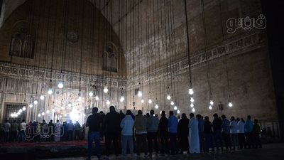 روحانيات خاصة في صلاتي العشاء والتراويح بمسجد السلطان حسن (صور)