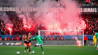 إلغاء مباراة مونبلييه وسانت إيتيان في الدوري الفرنسي بسبب شغب الجماهير (صور)