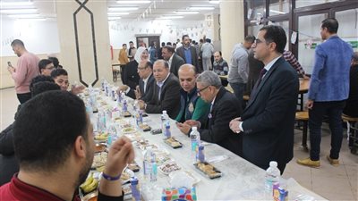رئيس جامعة المنصورة يشارك طلاب المدينة الجامعية مائدة الإفطار