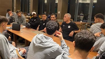عضو اتحاد الكرة يجتمع بلاعبي منتخب الشباب قبل السفر إلى قطر