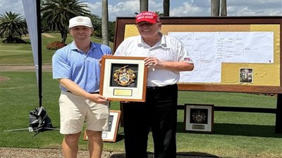 ترامب يفوز بكأس الجولف في ناديه (فيديو)