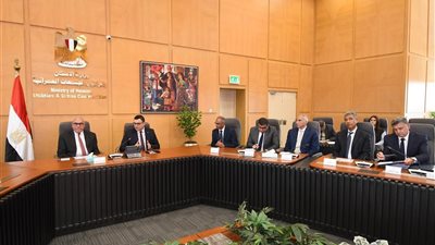 وزير الإسكان ورئيس العربية للتصنيع يستعرضان موقف المشروعات المشتركة ضمن 