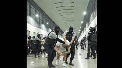 بأمر أمريكا، رئيس السلفادور يحول بلده لأكبر سجن للعصابات في العالم (فيديو) 