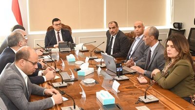 وزير الإسكان يلتقي شركة عالمية متخصصة في إنشاء البحيرات ومعالجة مياه الصرف