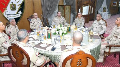 رئيس الأركان يتناول وجبة الإفطار مع أعضاء هيئة تدريس وطلبة كلية الضباط الاحتياط