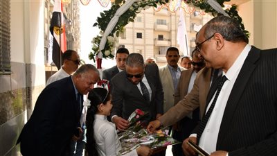 محافظ الفيوم يفتتح مدرسة للغات ضمن احتفالات العيد القومي