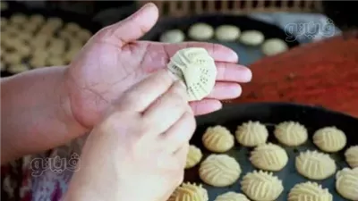 العيدية والكحك وصلاة الفجر، المصريون يحتفلون بالعيد رغم التحديات الاقتصادية