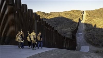 الولايات المتحدة تستأنف بناء الجدار الحدودي مع المكسيك (فيديو)