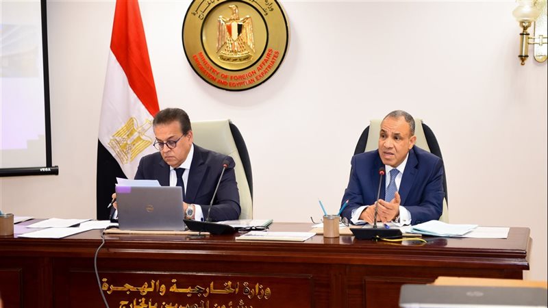 وزير الخارجية مع
