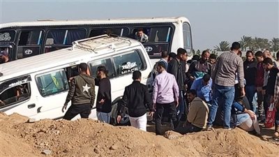 انتظام حركة المركبات بطريق الواحات البحرية بعد رفع آثار حادث انقلاب أتوبيس 